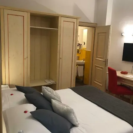 Palazzo Trevi Charming House Bed & Breakfast